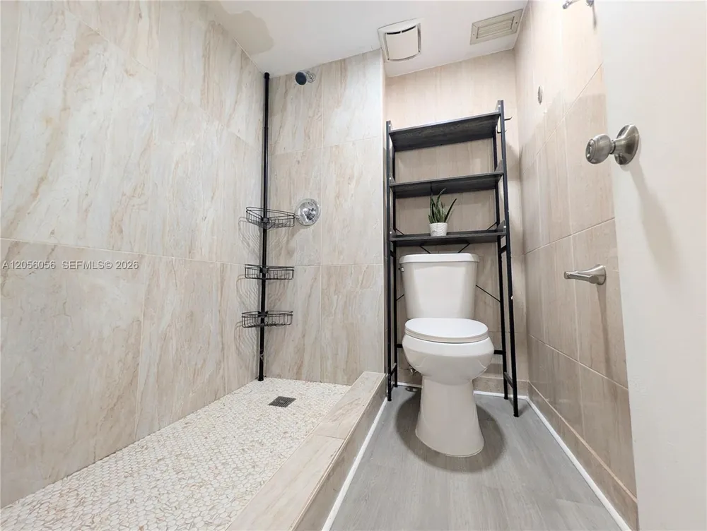 310 Lakeview Dr #105 Weston, FL 33326