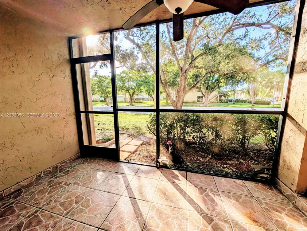310 Lakeview Dr #105 Weston, FL 33326