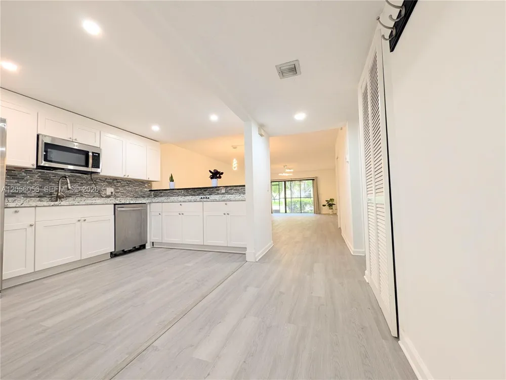 310 Lakeview Dr #105 Weston, FL 33326
