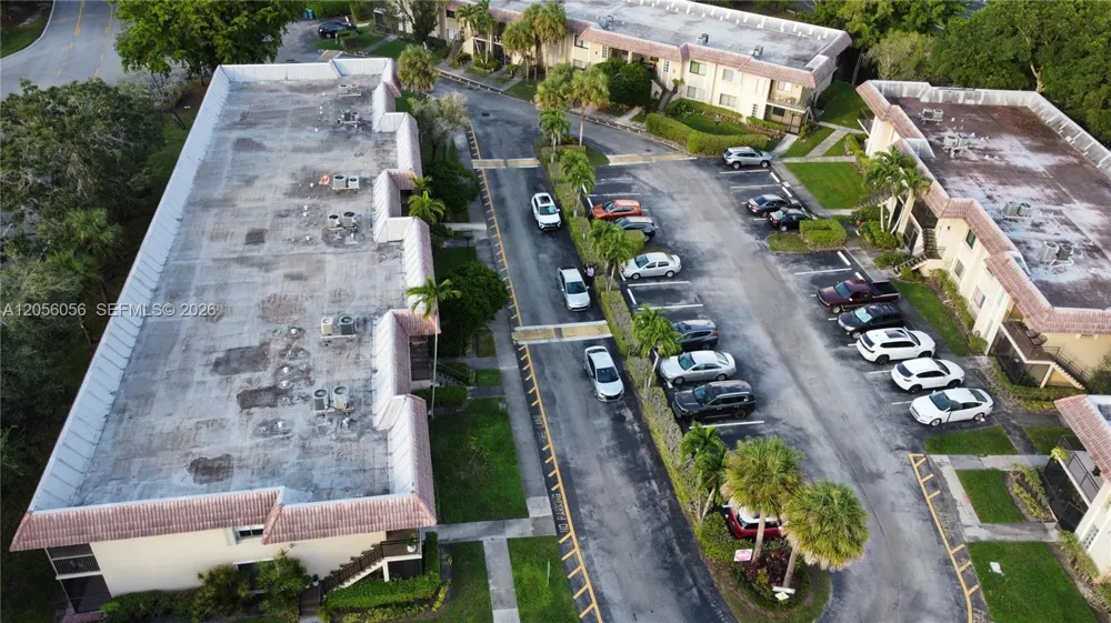 310 Lakeview Dr #105 Weston, FL 33326
