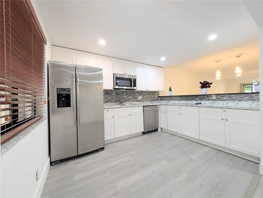 310 Lakeview Dr #105 Weston, FL 33326
