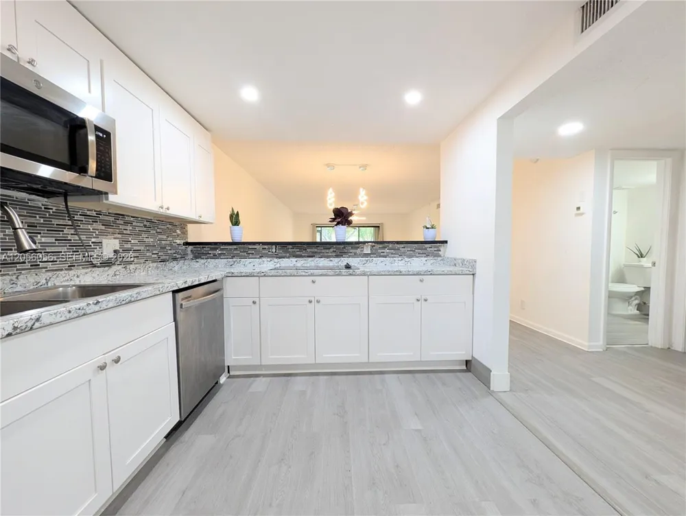 310 Lakeview Dr #105 Weston, FL 33326