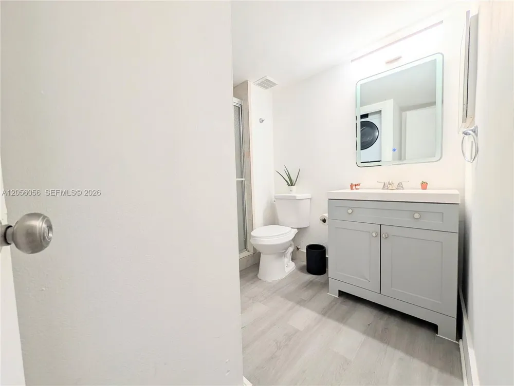 310 Lakeview Dr #105 Weston, FL 33326
