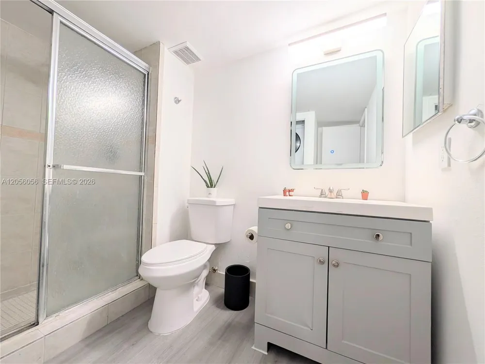 310 Lakeview Dr #105 Weston, FL 33326