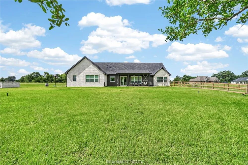 10104 Crown Point Iola, TX 77861
