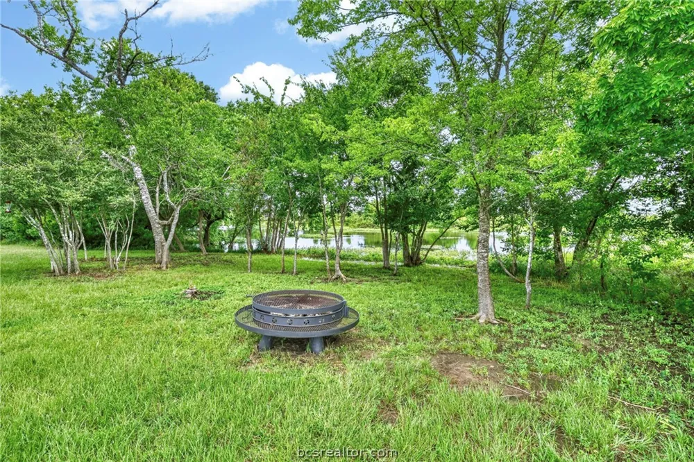 10104 Crown Point Iola, TX 77861