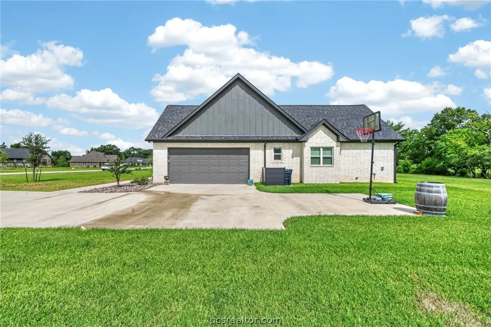 10104 Crown Point Iola, TX 77861