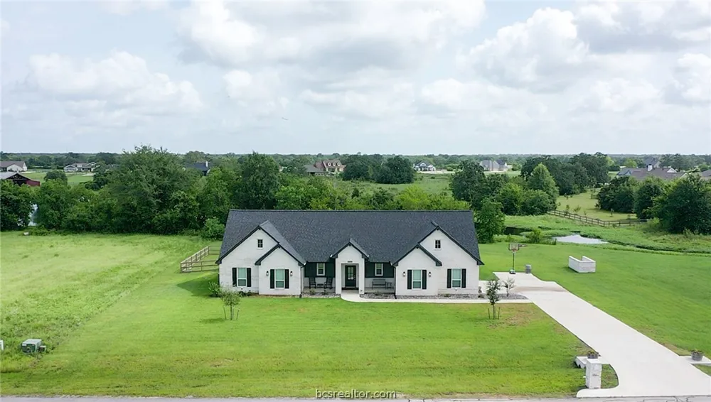 10104 Crown Point Iola, TX 77861
