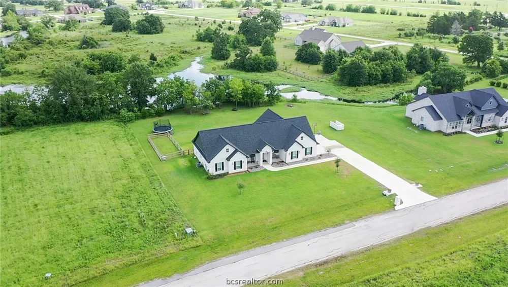 10104 Crown Point Iola, TX 77861