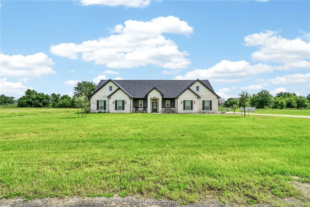 10104 Crown Point Iola, TX 77861