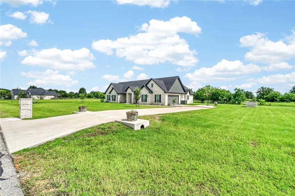10104 Crown Point Iola, TX 77861