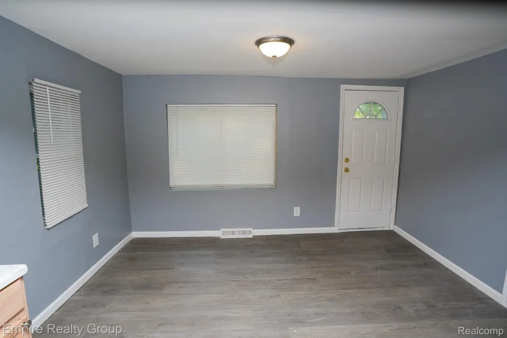 5113 Detroit Dearborn Heights City, MI 48125