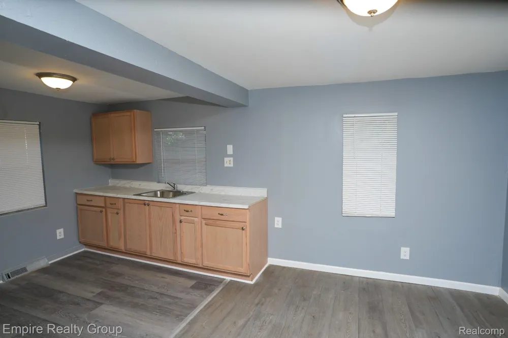 5113 Detroit Dearborn Heights City, MI 48125