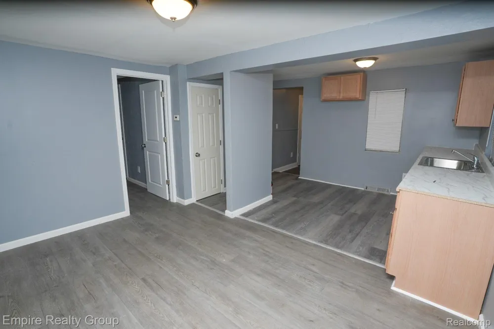 5113 Detroit Dearborn Heights City, MI 48125