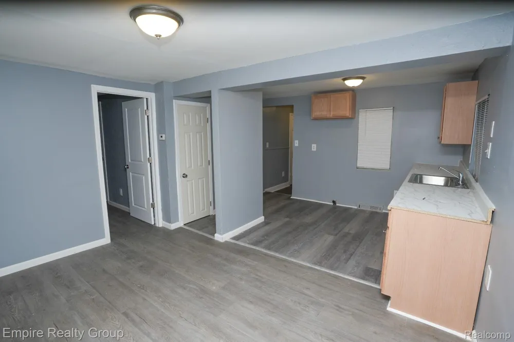 5113 Detroit Dearborn Heights City, MI 48125