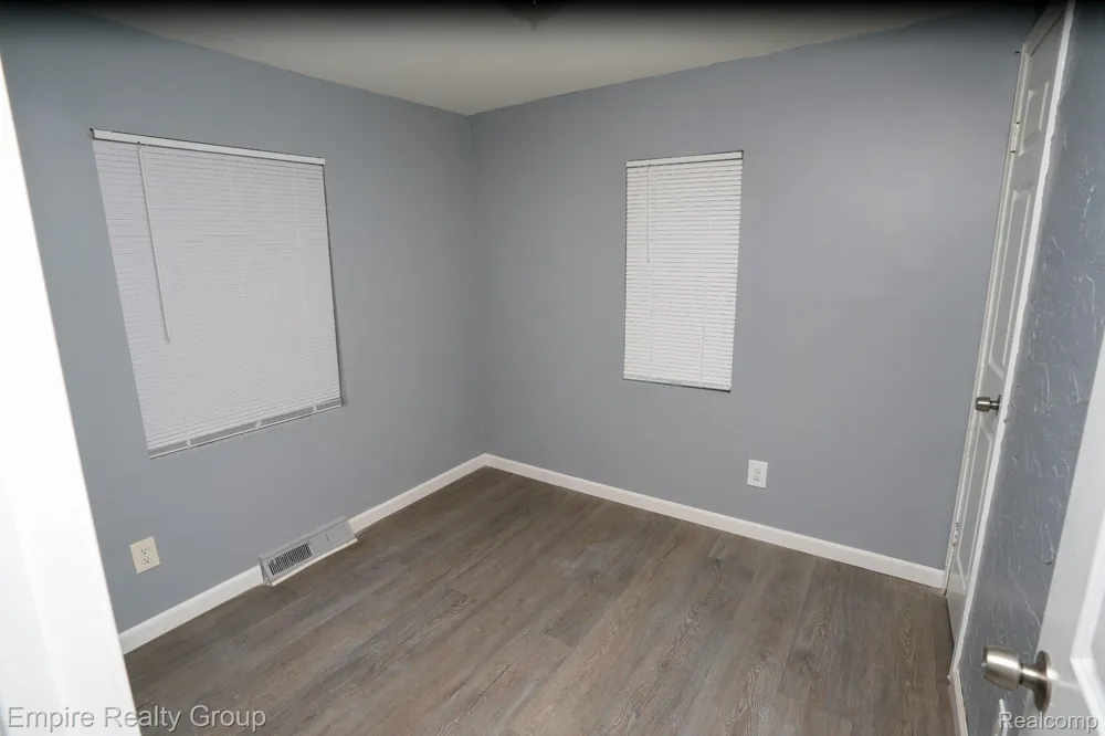 5113 Detroit Dearborn Heights City, MI 48125