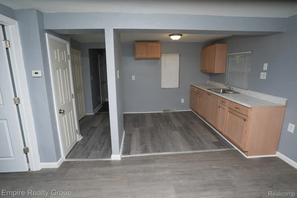 5113 Detroit Dearborn Heights City, MI 48125