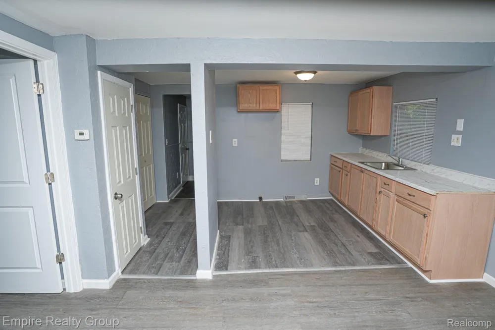 5113 Detroit Dearborn Heights City, MI 48125