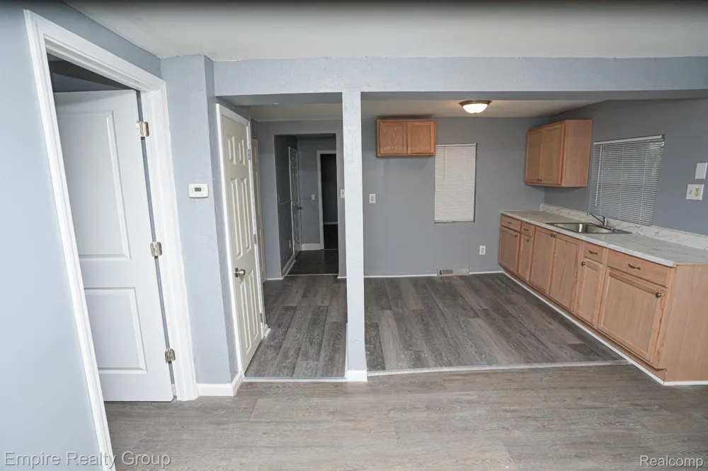 5113 Detroit Dearborn Heights City, MI 48125