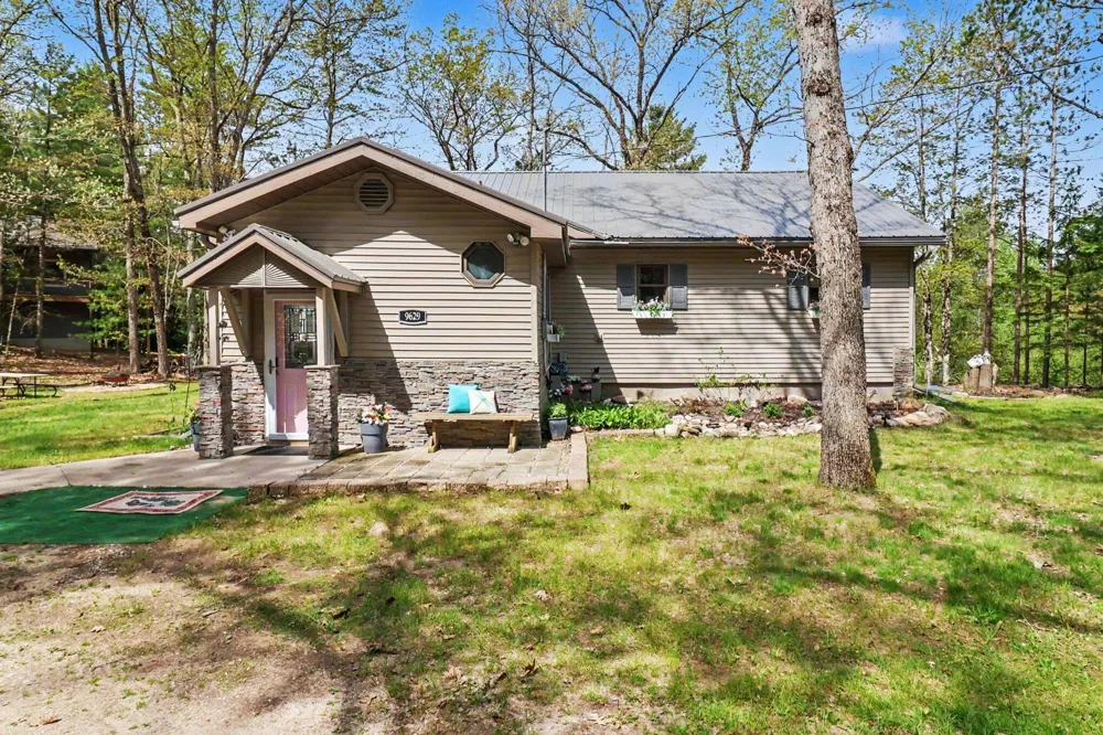 9629 Kings Point Irons, MI 49644