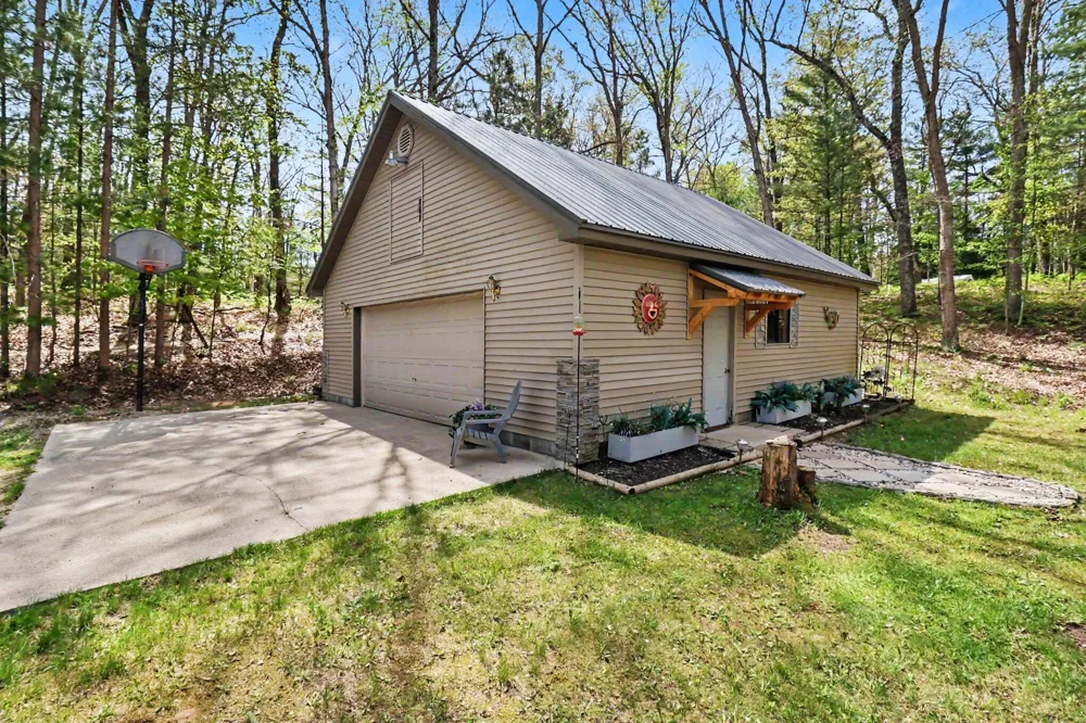9629 Kings Point Irons, MI 49644