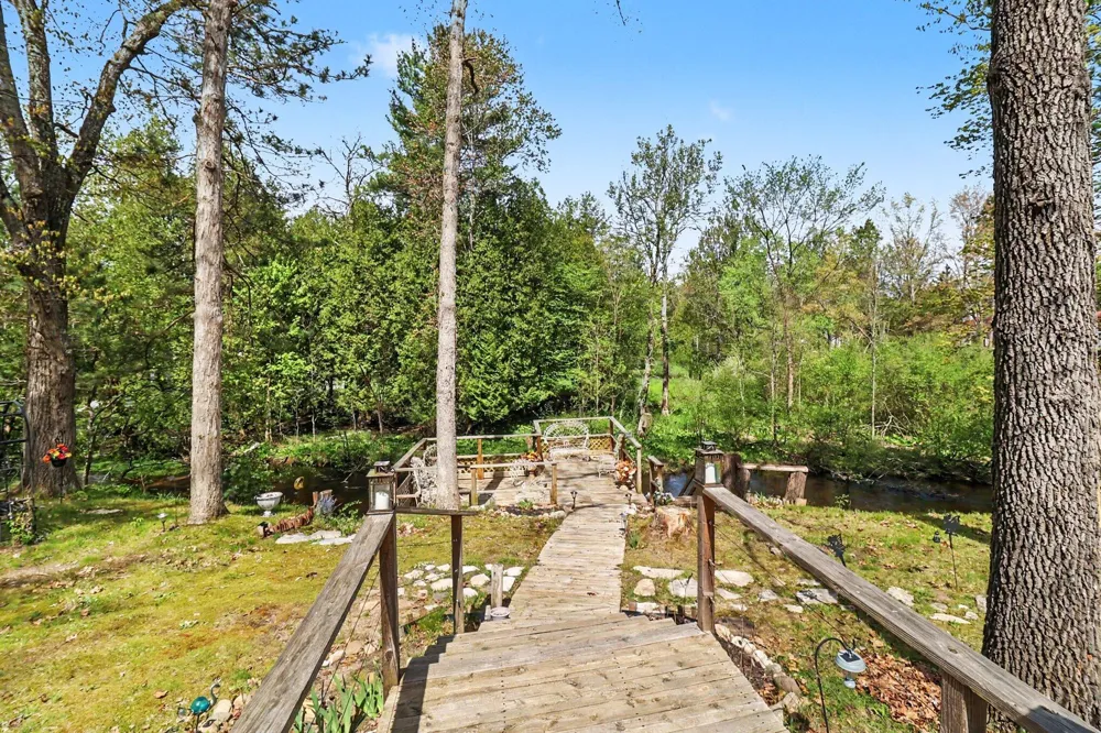 9629 Kings Point Irons, MI 49644