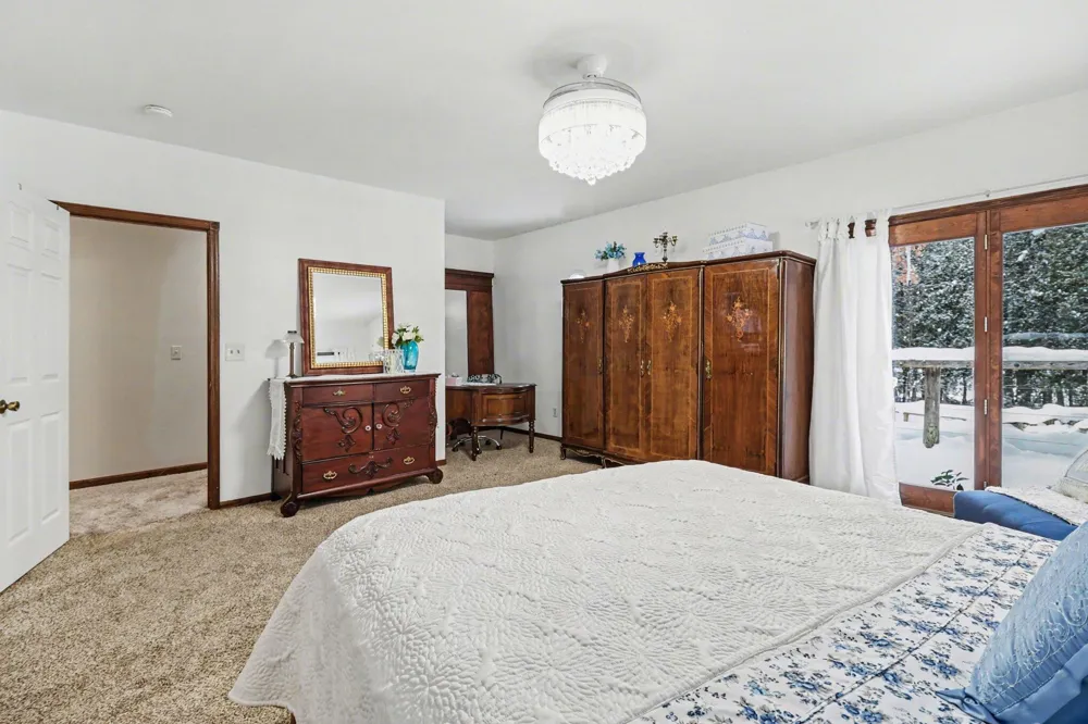 9629 Kings Point Irons, MI 49644