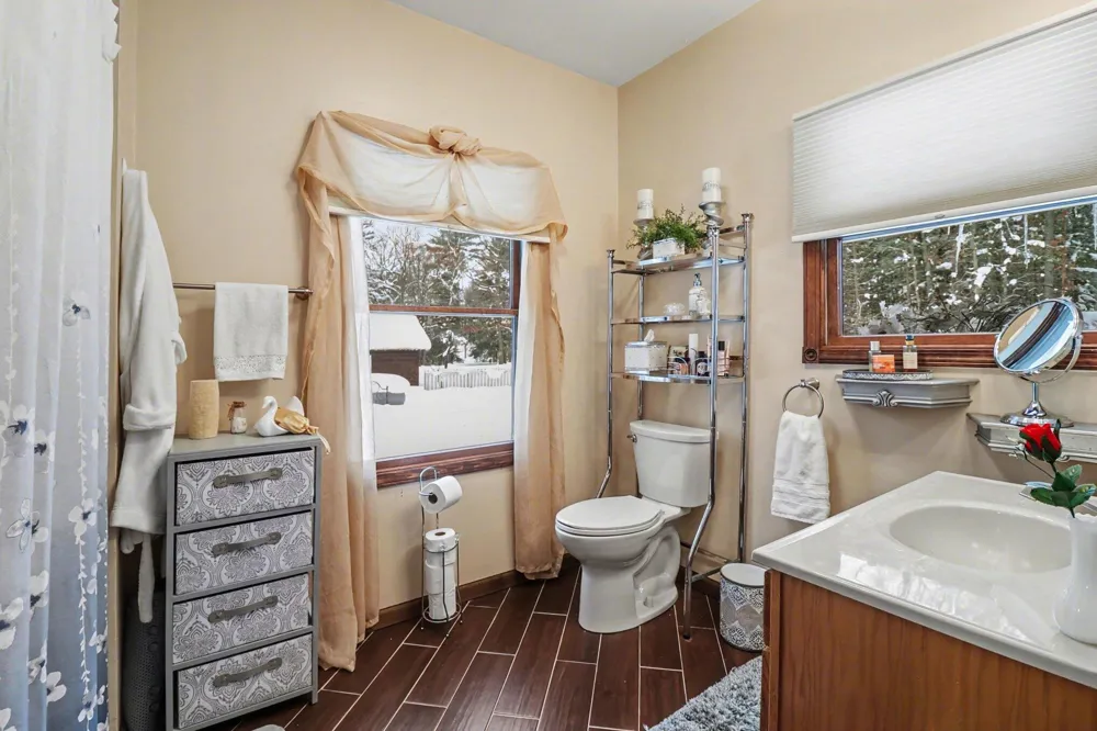 9629 Kings Point Irons, MI 49644