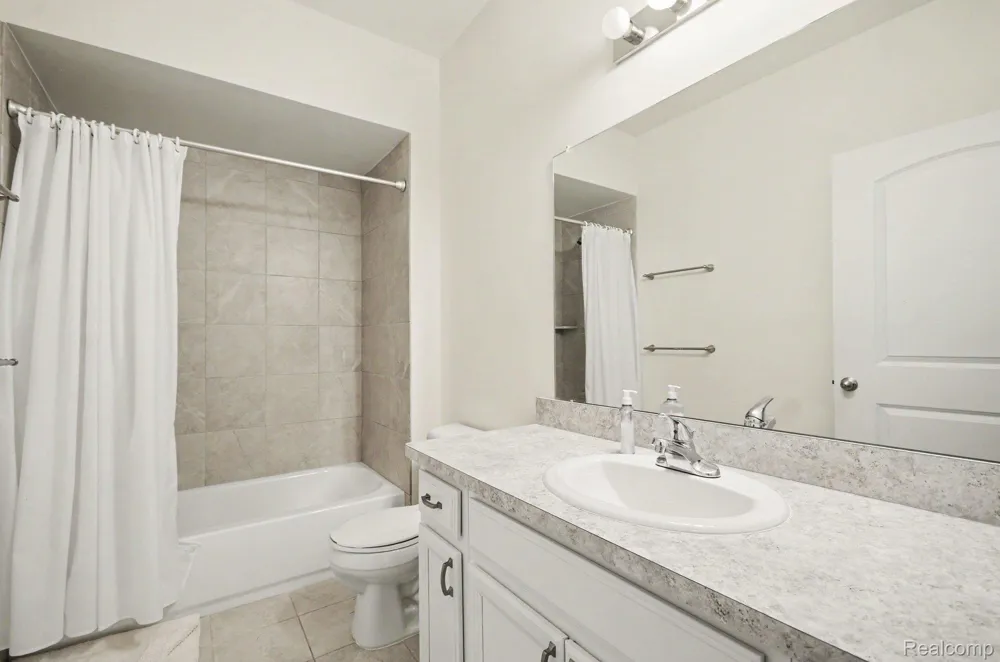 6996 Boulder Pointe Drive Washington Township, MI 48094