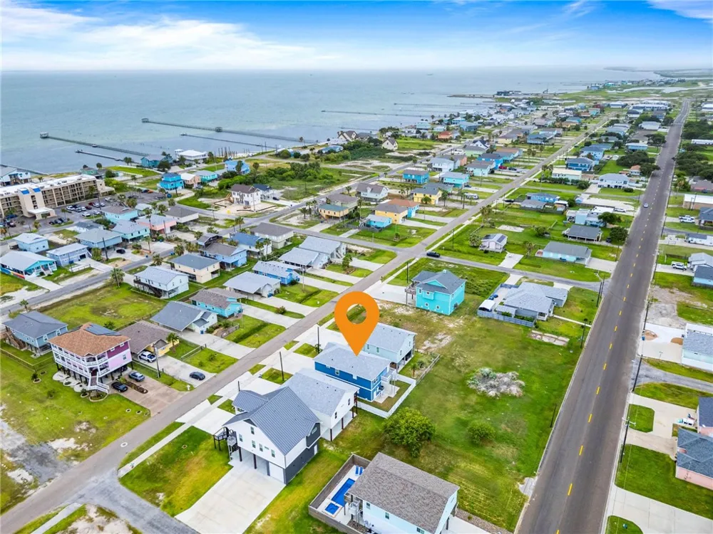 1011 S Live Oak Street Rockport, TX 78382