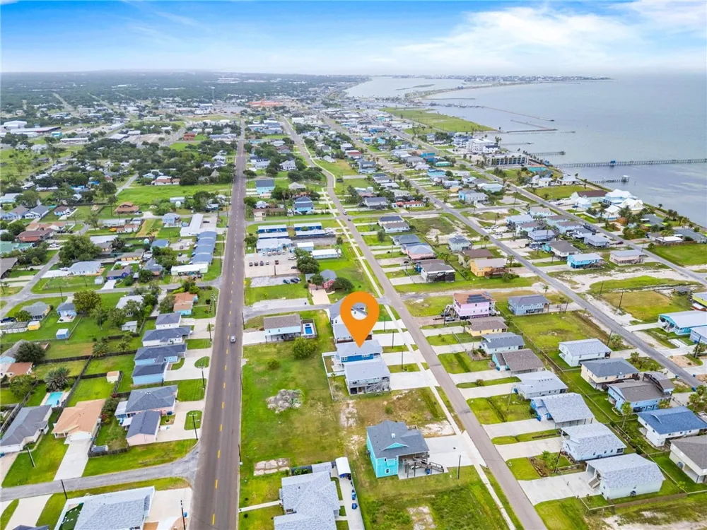 1011 S Live Oak Street Rockport, TX 78382