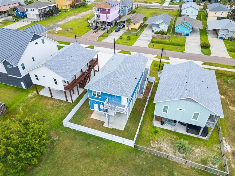 1011 S Live Oak Street Rockport, TX 78382