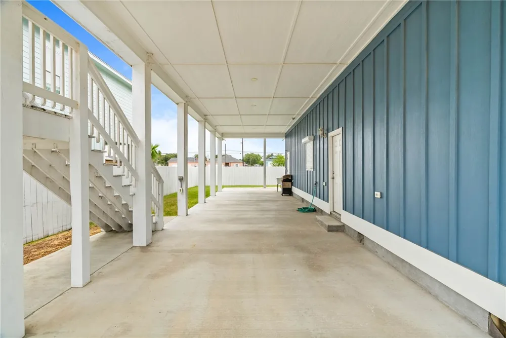1011 S Live Oak Street Rockport, TX 78382