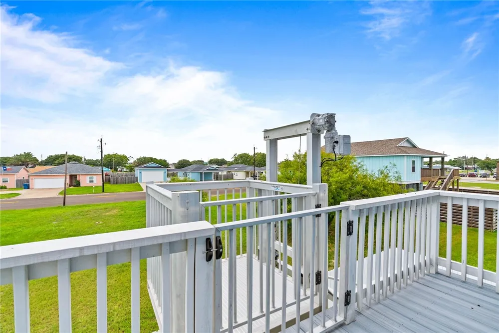 1011 S Live Oak Street Rockport, TX 78382