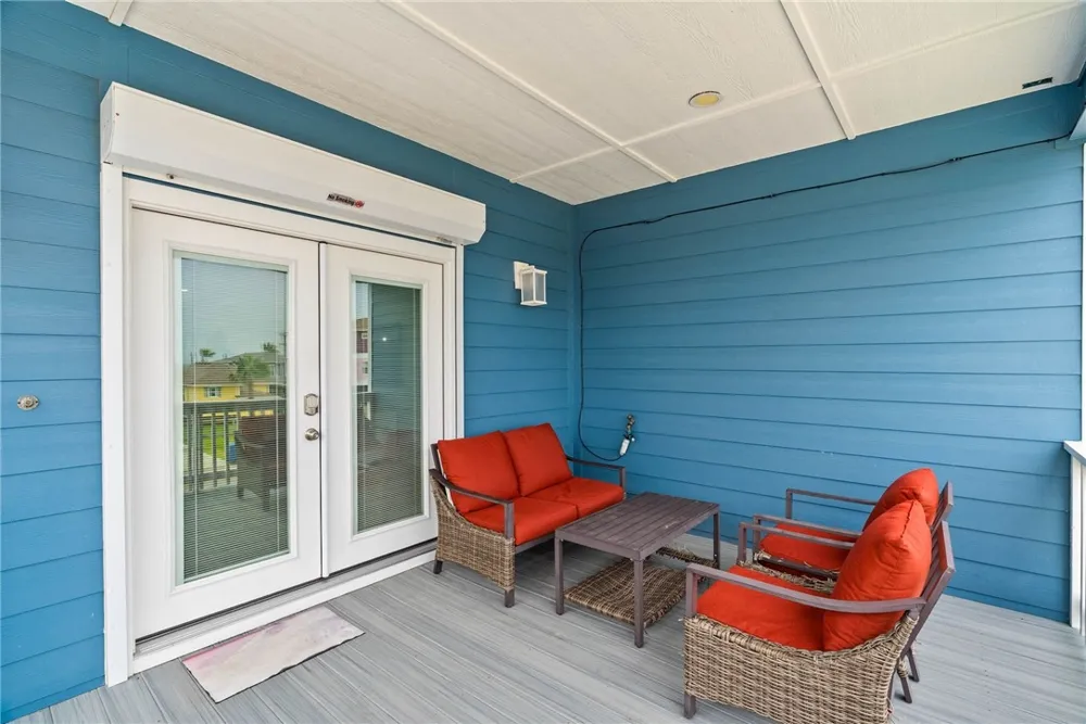 1011 S Live Oak Street Rockport, TX 78382