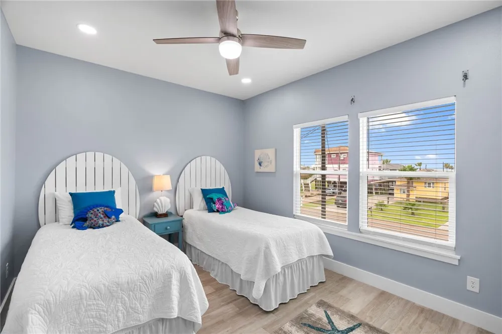 1011 S Live Oak Street Rockport, TX 78382