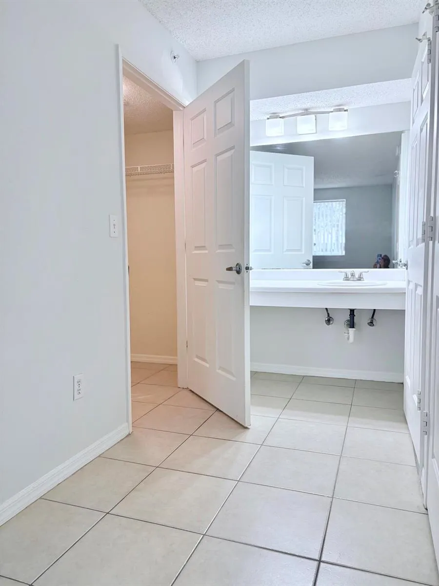 2640 S University Drive S #127 Davie, FL 33328