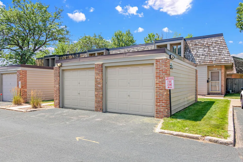 6487 Barrie Road Edina, MN 55435