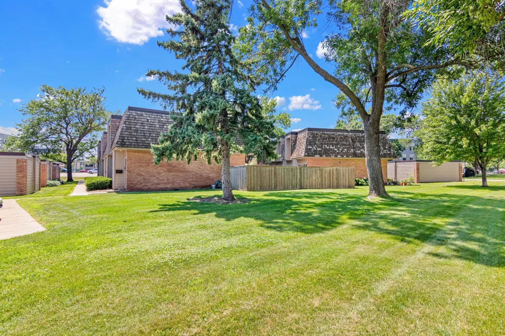 6487 Barrie Road Edina, MN 55435