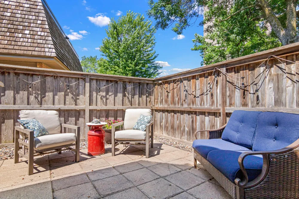 6487 Barrie Road Edina, MN 55435
