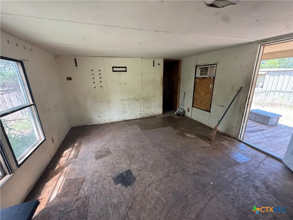 2 Skylark Drive Martindale, TX 78655