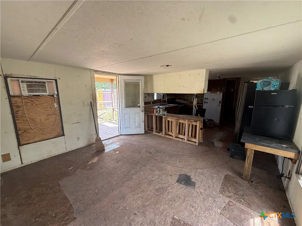 2 Skylark Drive Martindale, TX 78655