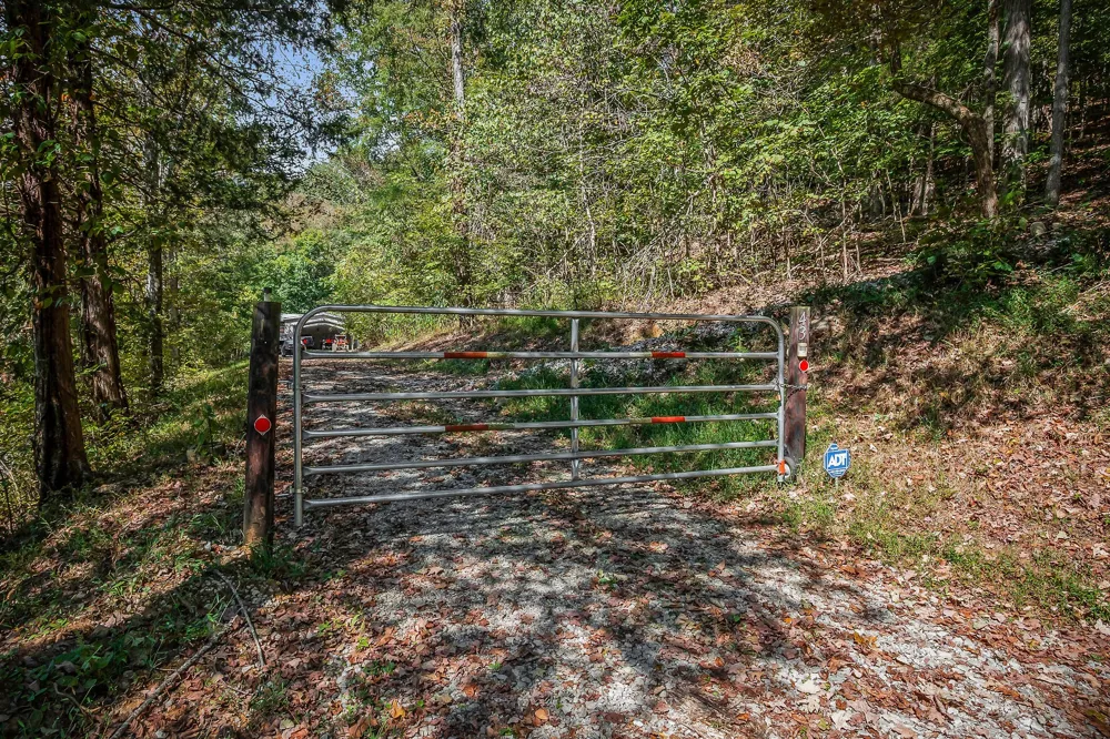 43 Moss Bend Ln Lancaster, TN 38569