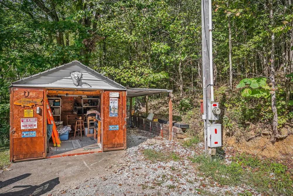 43 Moss Bend Ln Lancaster, TN 38569