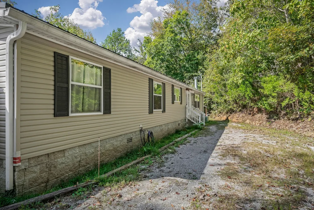 43 Moss Bend Ln Lancaster, TN 38569