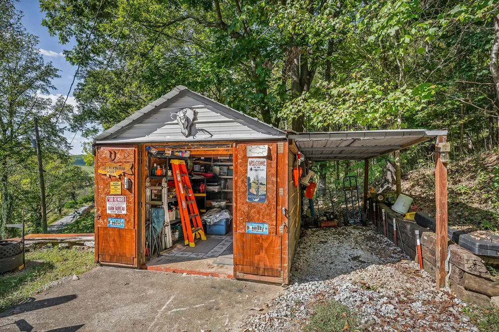 43 Moss Bend Ln Lancaster, TN 38569