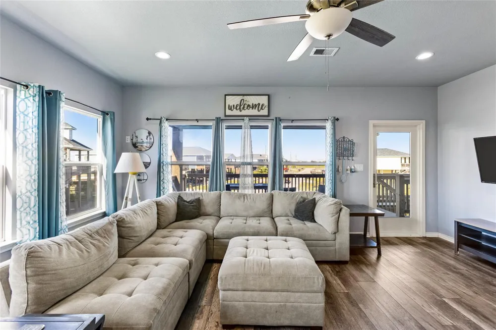 3260 Hidden Gold Crystal Beach, TX 77650