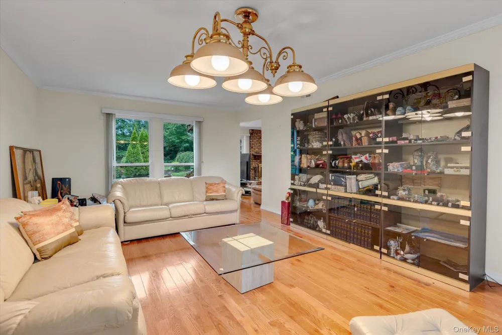 17 Calumet Drive Dix Hills, NY 11746