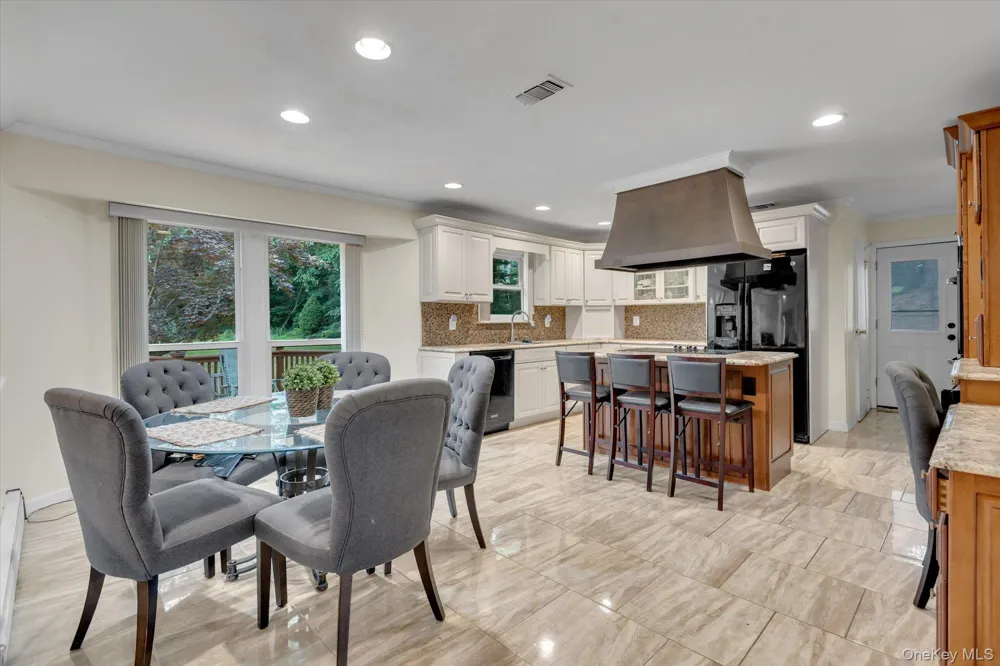 17 Calumet Drive Dix Hills, NY 11746