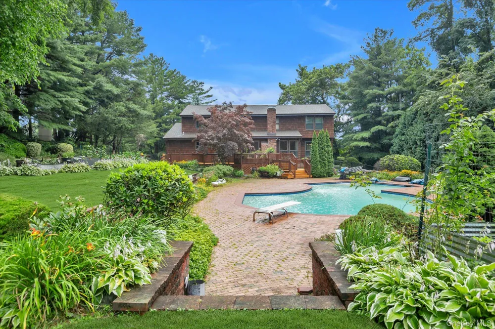 17 Calumet Drive Dix Hills, NY 11746